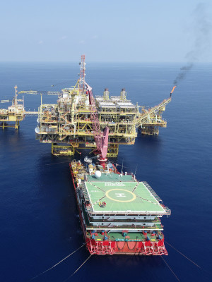 Plataforma petrolera oceánica